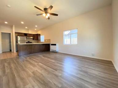 Main picture of 4672 Iowa St
