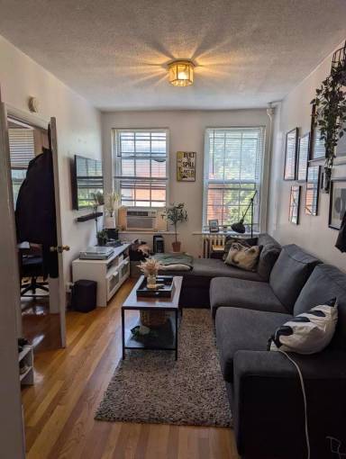 Main picture of 81 Joy St