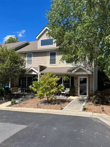 Main picture of 1 English Ivy Rd