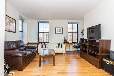 Main picture of 69 E Berkeley St