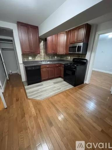 Main picture of 169 Manhattan Ave