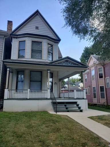 Main picture of 1215 W Berry St