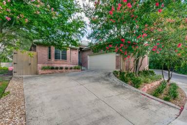 Main picture of 10 Oakwell Farms Pkwy