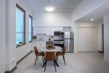 Main picture of 835 Van Buren St
