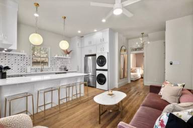 Main picture of 201 E Carson St