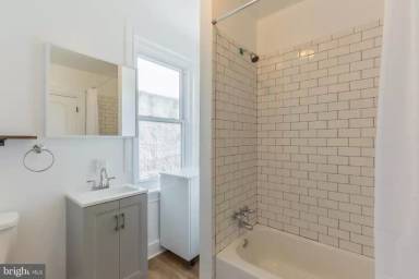 Main picture of 2337 N Park Ave