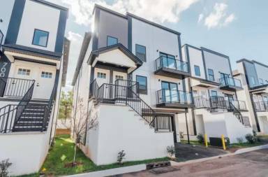 Main picture of 716 Seaport Dr