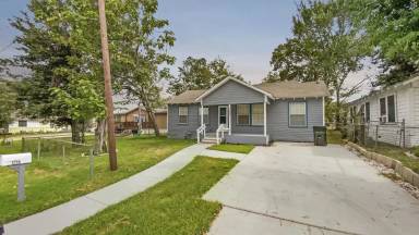 Main picture of 1206 W 18th St