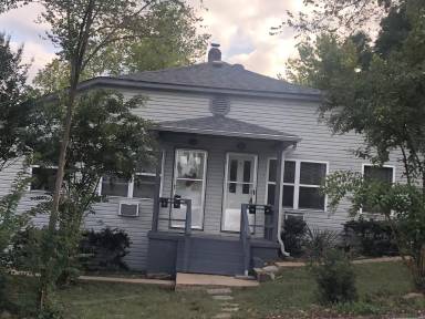 Main picture of 406 W College St