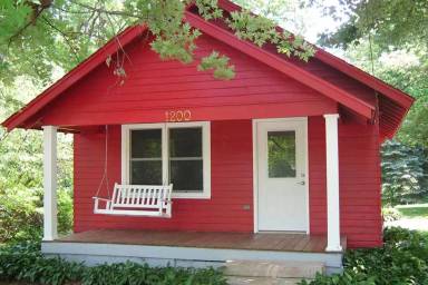 Main picture of 1200 N Woodlawn Ave