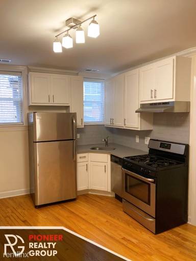 Main picture of 628-34 W Roscoe St
