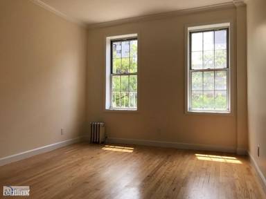 Main picture of 117 W 13th St