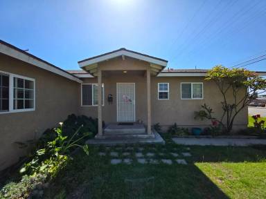 Main picture of 1442 W Valencia Dr