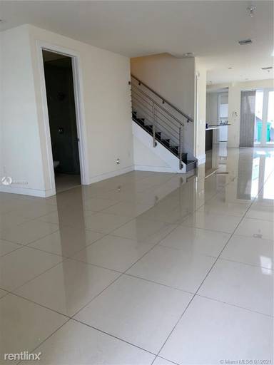 Main picture of 10522 NW 66th St