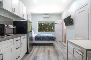Main picture of 2221 Michigan Ave