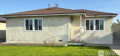 Main picture of 1046 W 212th St