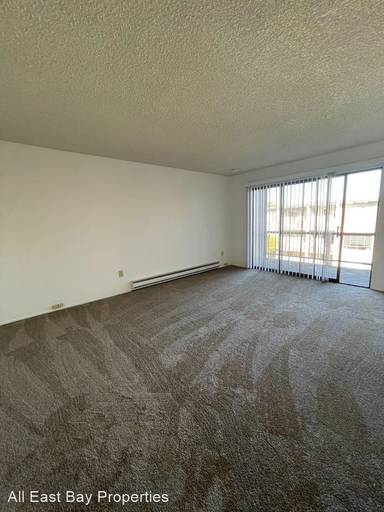 Main picture of 8 Commodore Dr