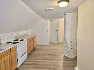 Main picture of 305 W Linn St