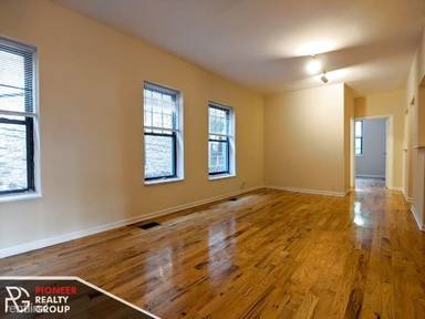 Main picture of 654-64 W Cornelia Ave