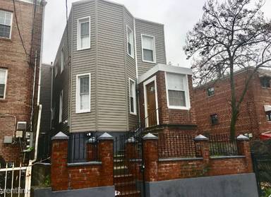 Main picture of 1003 E 217th St