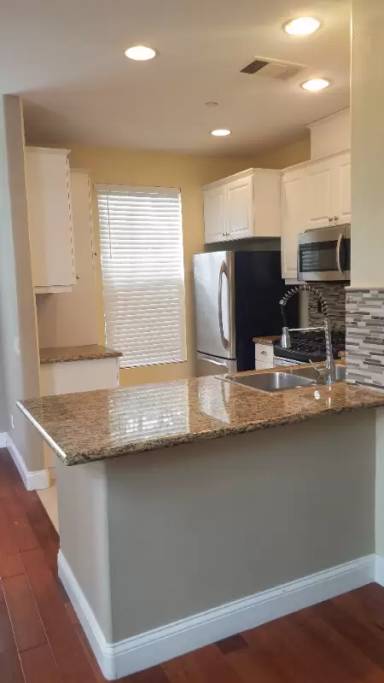Main picture of 994 Holiday Ave