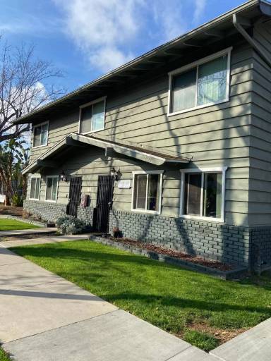 Main picture of 2415 E 6th St