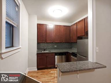 Main picture of 635 W Barry Ave