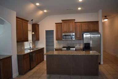 Main picture of 713 Lyndhurst Dr