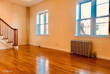 Main picture of 210 Grand St