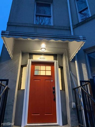 Main picture of 4331 S Prairie Ave