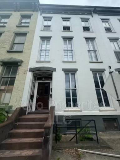 Main picture of 163 1st St