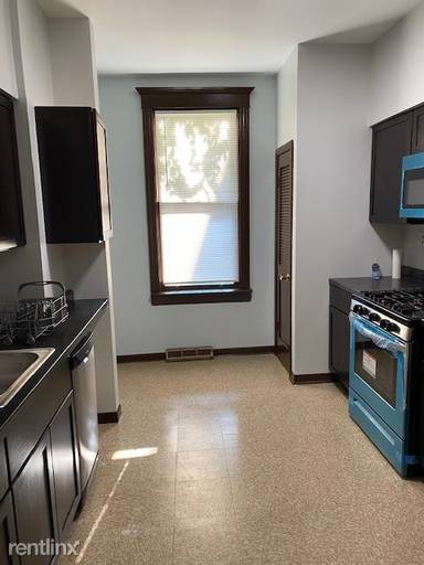 Main picture of 2716 N Marshfield Ave