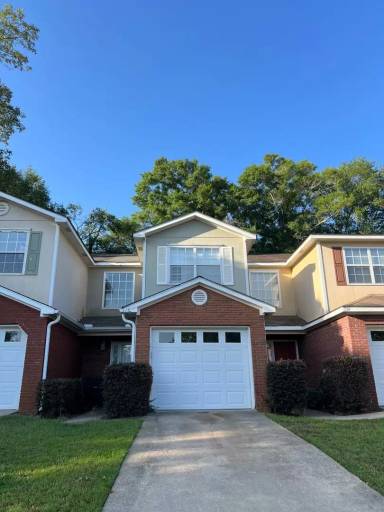 Main picture of 136 Woodmere Dr