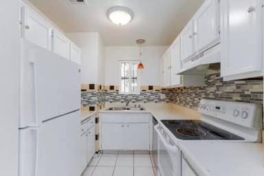 Main picture of 5031 Spencer St