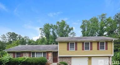 Main picture of 990 Woodbridge Dr NE