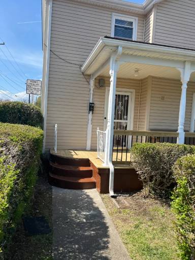 Main picture of 301 10 1/2 St NW