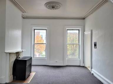 Main picture of 250 Lark St