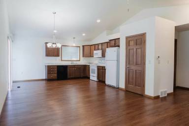 Main picture of 614 Tamarack Trl