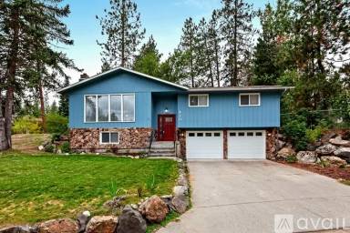 Main picture of 410 S Pinewood Dr