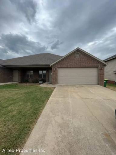 Main picture of 906 Oakwood Ln