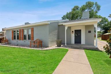 Main picture of 2710 Meadow Park Dr