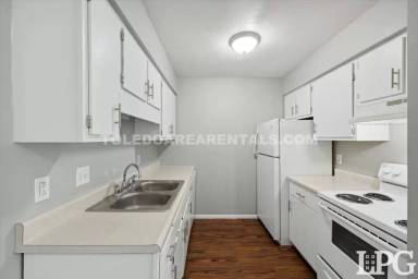 Main picture of 6016 Secor Rd