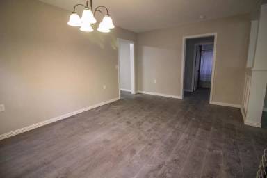 Main picture of 900 N Detroit Ave