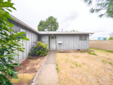 Main picture of 971 NW Cleveland Ave