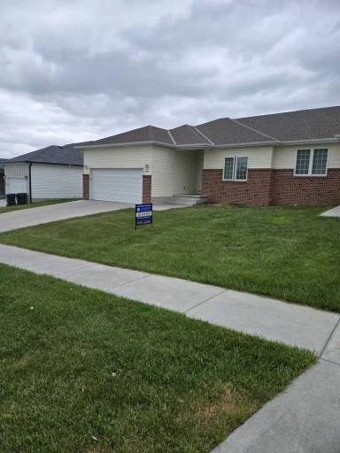 Main picture of 6945 S 88th St