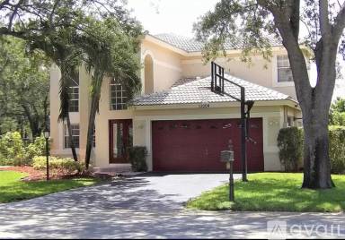 Main picture of 10004 NW 57th Pl