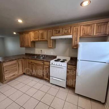 Main picture of 405 E Woodlawn Ave