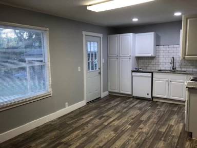 Main picture of 212 W Broadway St