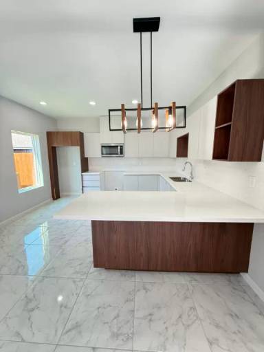 Main picture of 905 W 8th St