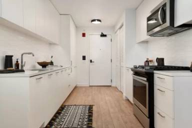 Main picture of 823 W Madison St